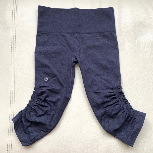 SOLD ✨Lululemon In The Flow Crops II Leggings✨ - Picture 4 of 7